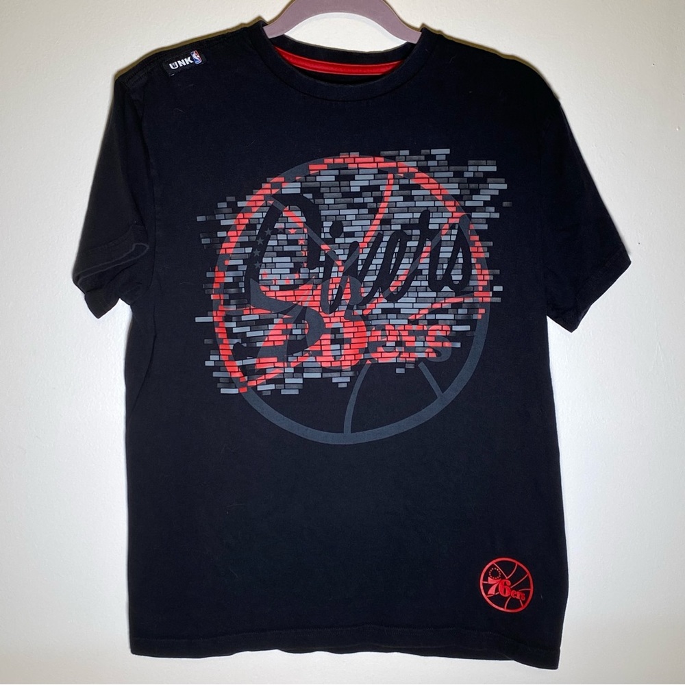 Mens 76ers Sixers black red brick basketball T-shirt  UNK NBA collab Size: Small